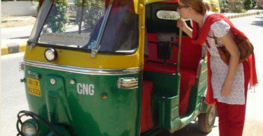 lady talking with auto driver